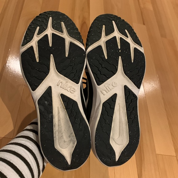 Nike Black & White Running Shoes - size 6 Youth - Picture 8 of 16